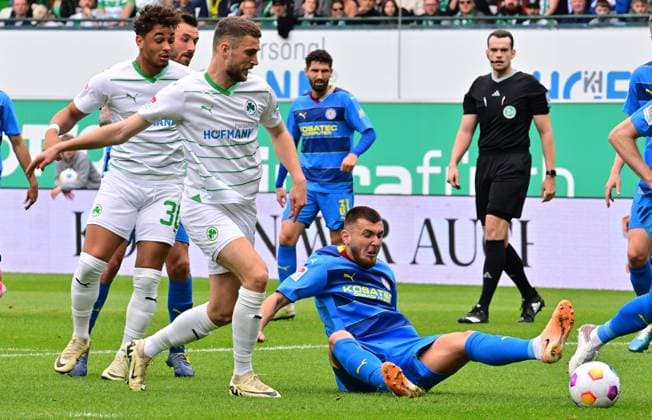 04 05 2024 Soccer Season 2023 2024 2 Soccer Bundesliga 32 Matchday SpVgg Greuther Fürth Kleeblatt TSV Eintracht Braunschweig BTSV Sportfoto Zink xwoxzix DFL regulations prohibit any use of photographs as image sequences and or quasi video only for editorial use Dennis Srbeny 7, SpVgg Greuther Fürth Hasan Kurucay 29, Eintracht Braunschweig BTSV EBS , rechts