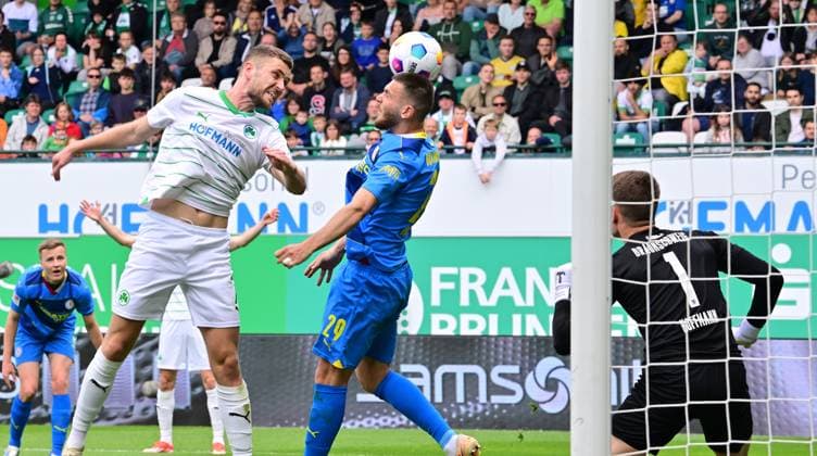 04 05 2024 Soccer Season 2023 2024 2 Soccer Bundesliga 32 Matchday SpVgg Greuther Fürth Kleeblatt TSV Eintracht Braunschweig BTSV Sportfoto Zink xwoxzix DFL regulations prohibit any use of photographs as image sequences and or quasi video only for editorial use Dennis Srbeny 7, SpVgg Greuther Fürth Hasan Kurucay 29, Eintracht Braunschweig BTSV EBS Ron Thorben Hoffmann 1, Eintracht Braunschweig BTSV EBS