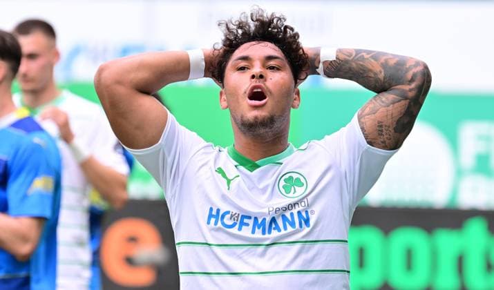 04 05 2024 Soccer Season 2023 2024 2 Soccer Bundesliga 32 Matchday SpVgg Greuther Fürth Kleeblatt TSV Eintracht Braunschweig BTSV Sportfoto Zink xwoxzix DFL regulations prohibit any use of photographs as image sequences and or quasi video only for editorial use Armindo Sieb 30, SpVgg Greuther Fürth
