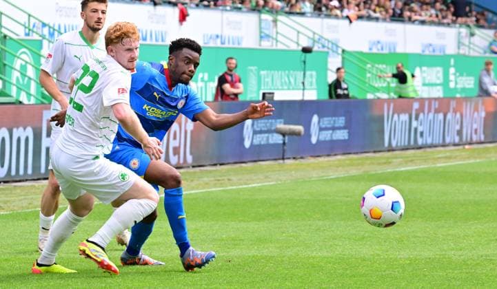 04 05 2024 Soccer Season 2023 2024 2 Soccer Bundesliga 32 Matchday SpVgg Greuther Fürth Kleeblatt TSV Eintracht Braunschweig BTSV Sportfoto Zink xwoxzix DFL regulations prohibit any use of photographs as image sequences and or quasi video only for editorial use Robert Wagner 22, SpVgg Greuther Fürth Anderson Lucoqui 15, Eintracht Braunschweig BTSV EBS
