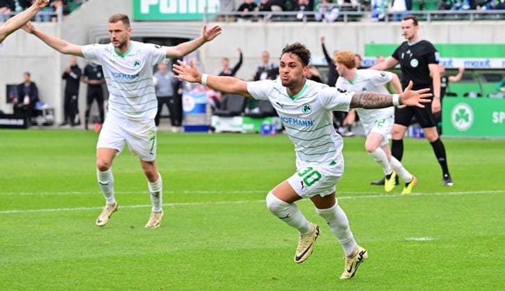 04 05 2024 Soccer Season 2023 2024 2 Soccer Bundesliga 32 Matchday SpVgg Greuther Fürth Kleeblatt TSV Eintracht Braunschweig BTSV Sportfoto Zink xwoxzix DFL regulations prohibit any use of photographs as image sequences and or quasi video only for editorial use Torjubel Jubel nach Treffer Tor Torschuß zum 3 2 durch Armindo Sieb 30, SpVgg Greuther Fürth