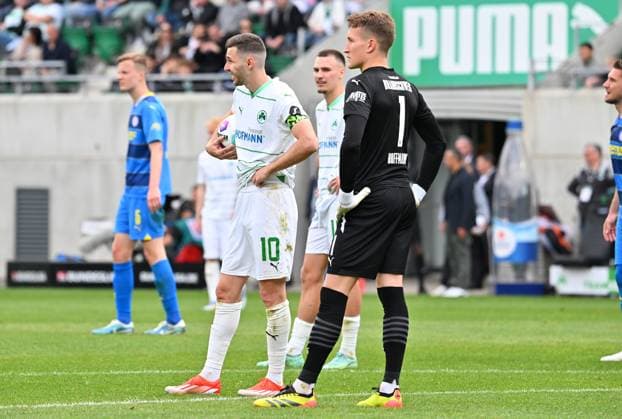 04 05 2024 Soccer Season 2023 2024 2 Soccer Bundesliga 32 Matchday SpVgg Greuther Fürth Kleeblatt TSV Eintracht Braunschweig BTSV Sportfoto Zink xwoxzix DFL regulations prohibit any use of photographs as image sequences and or quasi video only for editorial use Branimir Hrgota 10 SpVgg Greuther Fürth Ron Thorben Hoffmann 1, Eintracht Braunschweig BTSV EBS wait for video evidence VAR back Tim Lemperle 19, SpVgg Greuther Fürth