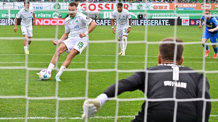 04 05 2024 Soccer Season 2023 2024 2 Soccer Bundesliga 32 Matchday SpVgg Greuther Fürth Kleeblatt TSV Eintracht Braunschweig BTSV Sportfoto Zink xwoxzix DFL regulations prohibit any use of photographs as image sequences and or quasi video only for editorial use Tim Lemperle 19, SpVgg Greuther Fürth misses penalty kick against Ron Thorben Hoffmann 1, Eintracht Braunschweig BTSV EBS