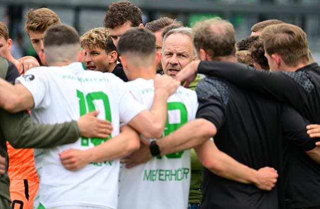 04 05 2024 Soccer Season 2023 2024 2 Soccer Bundesliga 32 Matchday SpVgg Greuther Fürth Kleeblatt TSV Eintracht Braunschweig BTSV Sportfoto Zink xwoxzix DFL regulations prohibit any use of photographs as image sequences and or quasi video only for editorial use Teamkreis Mannschaft Team Fürth nach Spielende Alexander Zorniger Trainer SpVgg Greuther Fürth spricht