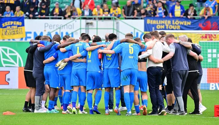 04 05 2024 Soccer Season 2023 2024 2 Soccer Bundesliga 32 Matchday SpVgg Greuther Fürth Kleeblatt TSV Eintracht Braunschweig BTSV Sportfoto Zink xwoxzix DFL regulations prohibit any use of photographs as image sequences and or quasi video only for editorial use Mannschaft Team BTSV nach Spielende