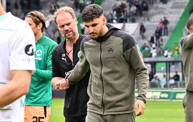 04 05 2024 Soccer Season 2023 2024 2 Soccer Bundesliga 32 Matchday SpVgg Greuther Fürth Kleeblatt TSV Eintracht Braunschweig BTSV Sportfoto Zink xwoxzix DFL regulations prohibit any use of photographs as image sequences and or quasi video only for editorial use Marco Konrad Co Trainer SpVgg Greuther Fürth Oualid Mhamdi 3, SpVgg Greuther Fürth after the end of the match