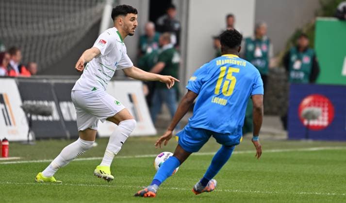 04 05 2024 Soccer Season 2023 2024 2 Soccer Bundesliga 32 Matchday SpVgg Greuther Fürth Kleeblatt TSV Eintracht Braunschweig BTSV Sportfoto Zink xwoxzix DFL regulations prohibit any use of photographs as image sequences and or quasi video only for editorial use Oualid Mhamdi 3, SpVgg Greuther Fürth Anderson Lucoqui 15, Eintracht Braunschweig BTSV EBS