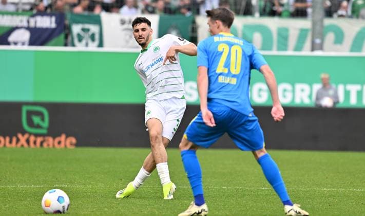 04 05 2024 Soccer Season 2023 2024 2 Soccer Bundesliga 32 Matchday SpVgg Greuther Fürth Kleeblatt TSV Eintracht Braunschweig BTSV Sportfoto Zink xwoxzix DFL regulations prohibit any use of photographs as image sequences and or quasi video only for editorial use Oualid Mhamdi 3, SpVgg Greuther Fürth Thorir Johann Helgason 20, Eintracht Braunschweig BTSV EBS