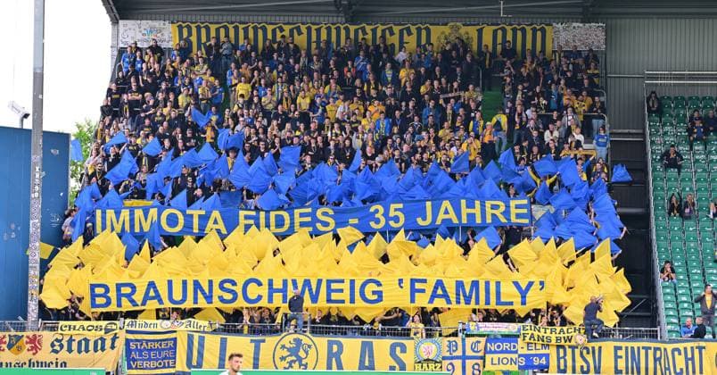 04 05 2024 Soccer Season 2023 2024 2 Soccer Bundesliga 32 Matchday SpVgg Greuther Fürth Kleeblatt TSV Eintracht Braunschweig BTSV Sportfoto Zink xwoxzix DFL regulations prohibit any use of photographs as image sequences and or quasi video only for editorial use Chance Torchance Fans Fanblock BTSV