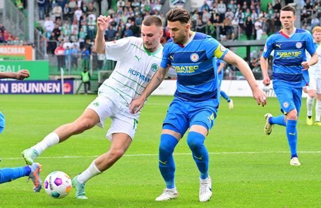 04 05 2024 Soccer Season 2023 2024 2 Soccer Bundesliga 32 Matchday SpVgg Greuther Fürth Kleeblatt TSV Eintracht Braunschweig BTSV Sportfoto Zink xwoxzix DFL regulations prohibit any use of photographs as image sequences and or quasi video only for editorial use Tim Lemperle 19, SpVgg Greuther Fürth Ermin Bicakcic 6, Eintracht Braunschweig BTSV EBS , rechts