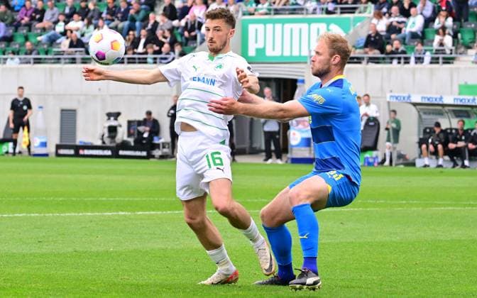 04 05 2024 Soccer Season 2023 2024 2 Soccer Bundesliga 32 Matchday SpVgg Greuther Fürth Kleeblatt TSV Eintracht Braunschweig BTSV Sportfoto Zink xwoxzix DFL regulations prohibit any use of photographs as image sequences and or quasi video only for editorial use Lukas Petkov 16, SpVgg Greuther Fürth Sebastian Griesbeck 33, Eintracht Braunschweig BTSV EBS
