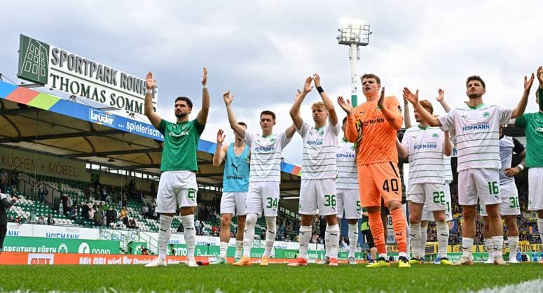 04 05 2024 Soccer Season 2023 2024 2 Soccer Bundesliga 32 Matchday SpVgg Greuther Fürth Kleeblatt TSV Eintracht Braunschweig BTSV Sportfoto Zink xwoxzix DFL regulations prohibit any use of photographs as image sequences and or quasi video only for editorial use Mannschaft Team Fürth vor Fans Fanblock nach Spielende Kerim Calhanoglu 21, SpVgg Greuther Fürth Denis Pfaffenrot 34, SpVgg Greuther Fürth Philipp Müller 34, SpVgg Greuther Fürth Jonas Urbig 40, SpVgg Greuther Fürth Lukas Petkov 16, SpVgg Greuther Fürth