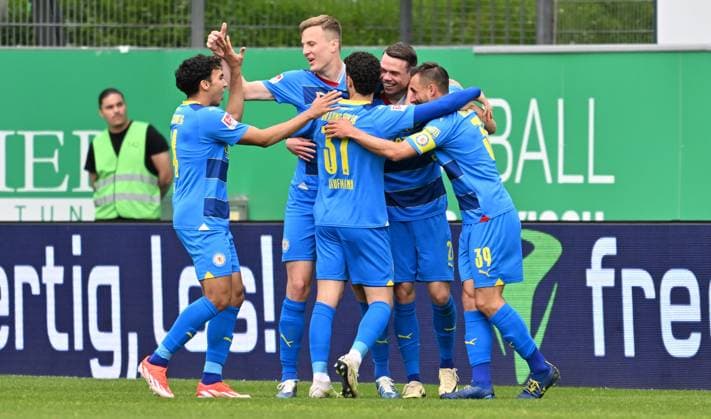 04 05 2024 Soccer Season 2023 2024 2 Soccer Bundesliga 32 Matchday SpVgg Greuther Fürth Kleeblatt TSV Eintracht Braunschweig BTSV Sportfoto Zink xwoxzix DFL regulations prohibit any use of photographs as image sequences and or quasi video only for editorial use Torjubel Jubel nach Treffer Torschuß zum 0 1 durch Thorir Johann Helgason 20, Eintracht Braunschweig BTSV EBS