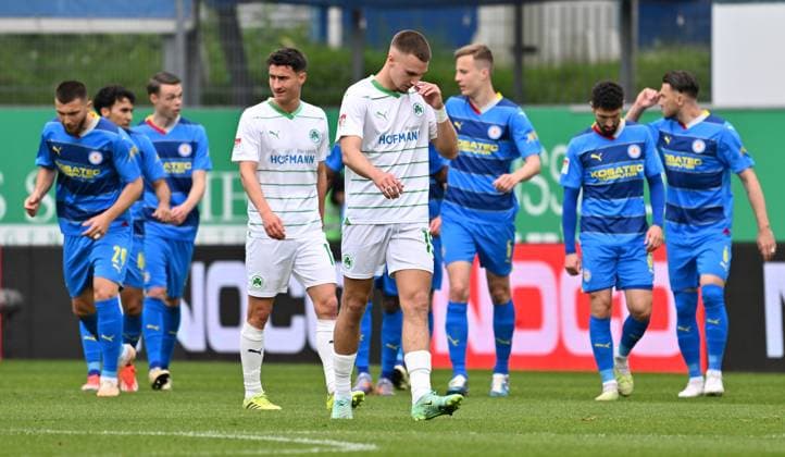 04 05 2024 Soccer Season 2023 2024 2 Soccer Bundesliga 32 Matchday SpVgg Greuther Fürth Kleeblatt TSV Eintracht Braunschweig BTSV Sportfoto Zink xwoxzix DFL regulations prohibit any use of photographs as image sequences and or quasi video only for editorial use Marco Meyerhöfer Meyerhoefer 18, SpVgg Greuther Fürth Tim Lemperle 19, SpVgg Greuther Fürth disappointed disappointment behind goal celebration joy after goal goal shot to 0 1 by Thorir Johann Helgason 20, Eintracht Braunschweig BTSV EBS