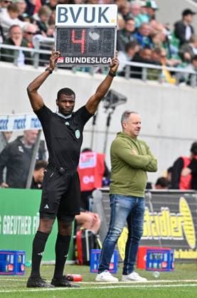 04 05 2024 Soccer Season 2023 2024 2 Soccer Bundesliga 32 Matchday SpVgg Greuther Fürth Kleeblatt TSV Eintracht Braunschweig BTSV Sportfoto Zink xwoxzix DFL regulations prohibit any use of photographs as image sequences and or quasi video only for editorial use Assad Nouhoum Fourth official indicates stoppage time behind Alexander Zorniger Coach SpVgg Greuther Fürth