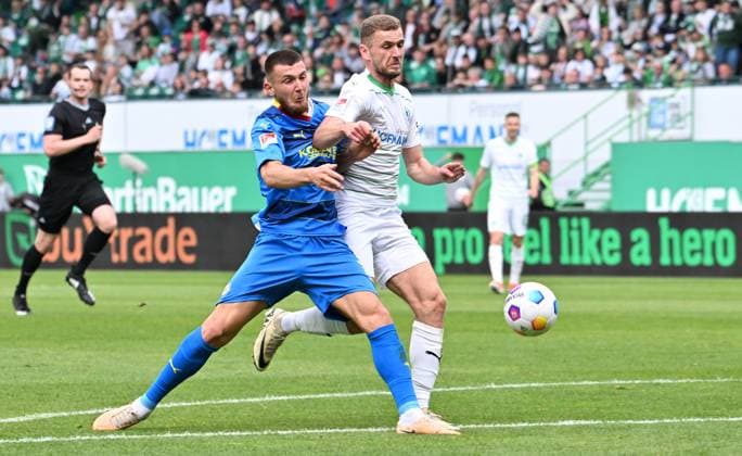 04 05 2024 Soccer Season 2023 2024 2 Soccer Bundesliga 32 Matchday SpVgg Greuther Fürth Kleeblatt TSV Eintracht Braunschweig BTSV Sportfoto Zink xwoxzix DFL regulations prohibit any use of photographs as image sequences and or quasi video only for editorial use Hasan Kurucay 29, Eintracht Braunschweig BTSV EBS Dennis Srbeny 7, SpVgg Greuther Fürth , rechts