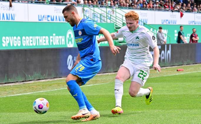 04 05 2024 Soccer Season 2023 2024 2 Soccer Bundesliga 32 Matchday SpVgg Greuther Fürth Kleeblatt TSV Eintracht Braunschweig BTSV Sportfoto Zink xwoxzix DFL regulations prohibit any use of photographs as image sequences and or quasi video only for editorial use Hasan Kurucay 29, Eintracht Braunschweig BTSV EBS Robert Wagner 22, SpVgg Greuther Fürth , rechts
