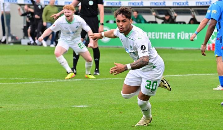 04 05 2024 Soccer Season 2023 2024 2 Soccer Bundesliga 32 Matchday SpVgg Greuther Fürth Kleeblatt TSV Eintracht Braunschweig BTSV Sportfoto Zink xwoxzix DFL regulations prohibit any use of photographs as image sequences and or quasi video only for editorial use Torjubel Jubel nach Treffer Tor Torschuß zum 3 2 durch Armindo Sieb 30, SpVgg Greuther Fürth