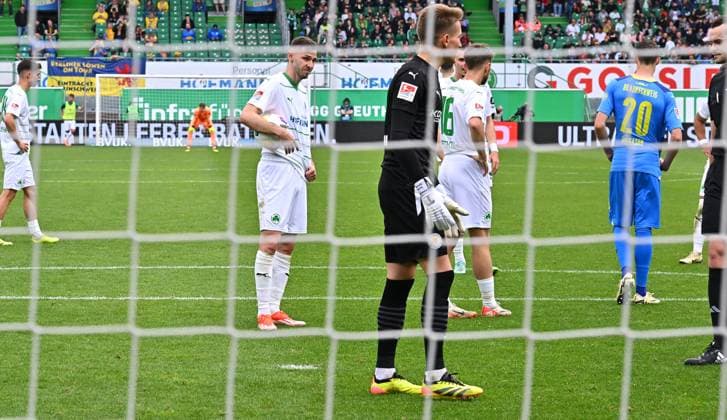 04 05 2024 Soccer Season 2023 2024 2 Soccer Bundesliga 32 Matchday SpVgg Greuther Fürth Kleeblatt TSV Eintracht Braunschweig BTSV Sportfoto Zink xwoxzix DFL regulations prohibit any use of photographs as image sequences and or quasi video only for editorial use Branimir Hrgota 10 SpVgg Greuther Fürth stands ready for penalty kick but then passes ball to Tim Lemperle 19, SpVgg Greuther Fürth , not in picture more