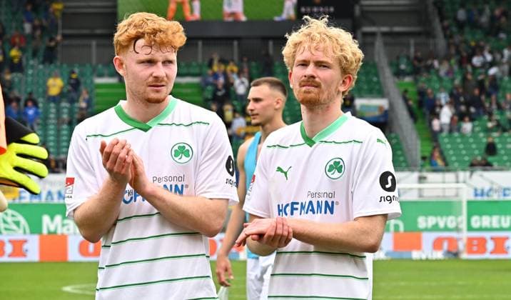 04 05 2024 Soccer Season 2023 2024 2 Soccer Bundesliga 32 Matchday SpVgg Greuther Fürth Kleeblatt TSV Eintracht Braunschweig BTSV Sportfoto Zink xwoxzix DFL regulations prohibit any use of photographs as image sequences and or quasi video only for editorial use Robert Wagner 22, SpVgg Greuther Fürth Jomaine Consbruch 14, SpVgg Greuther Fürth after the end of the match