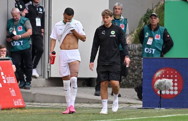 04 05 2024 Soccer Season 2023 2024 2 Soccer Bundesliga 32 Matchday SpVgg Greuther Fürth Kleeblatt TSV Eintracht Braunschweig BTSV Sportfoto Zink xwoxzix DFL regulations prohibit any use of photographs as image sequences and or quasi video only for editorial use Maximilian Solomon Dietz 33, SpVgg Greuther Fürth muss angeschlagen aufgeben verletzt Verletzung Maximilian Solomon Dietz 33, SpVgg Greuther Fürth Dr Stefan Söllner Teamarzt SpVgg Greuther Fürth