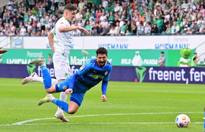 04 05 2024 Soccer Season 2023 2024 2 Soccer Bundesliga 32 Matchday SpVgg Greuther Fürth Kleeblatt TSV Eintracht Braunschweig BTSV Sportfoto Zink xwoxzix DFL regulations prohibit any use of photographs as image sequences and or quasi video only for editorial use Fabio Kaufmann 37, Eintracht Braunschweig BTSV EBS vor Damian Michalski 4, SpVgg Greuther Fürth