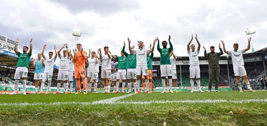 04 05 2024 Soccer Season 2023 2024 2 Soccer Bundesliga 32 Matchday SpVgg Greuther Fürth Kleeblatt TSV Eintracht Braunschweig BTSV Sportfoto Zink xwoxzix DFL regulations prohibit any use of photographs as image sequences and or quasi video only for editorial use Mannschaft Team Fürth vor Fans Fanblock nach Spielende