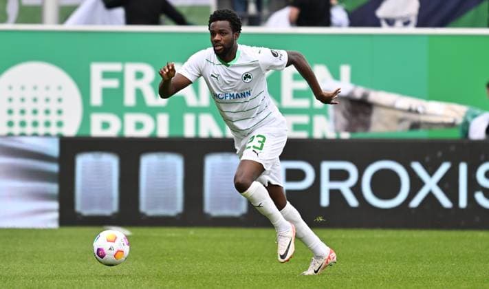 04 05 2024 Soccer Season 2023 2024 2 Soccer Bundesliga 32 Matchday SpVgg Greuther Fürth Kleeblatt TSV Eintracht Braunschweig BTSV Sportfoto Zink xwoxzix DFL regulations prohibit any use of photographs as image sequences and or quasi video only for editorial use Gideon Jung 23, SpVgg Greuther Fürth Freisteller Einzelbild