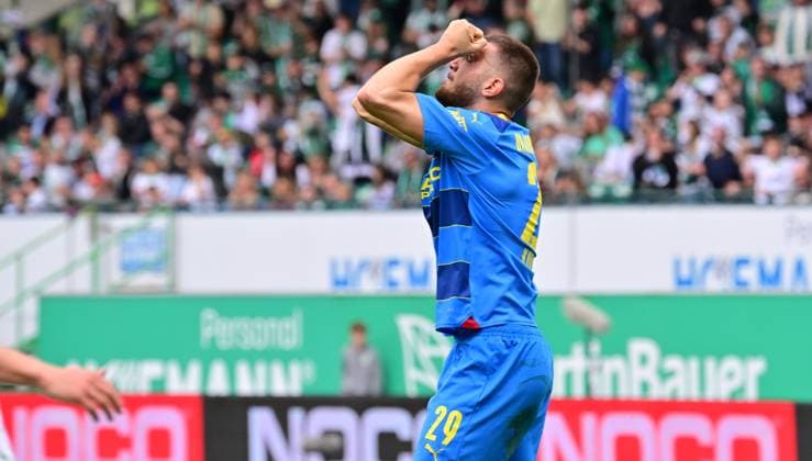 04 05 2024 Soccer Season 2023 2024 2 Soccer Bundesliga 32 Matchday SpVgg Greuther Fürth Kleeblatt TSV Eintracht Braunschweig BTSV Sportfoto Zink xwoxzix DFL regulations prohibit any use of photographs as image sequences and or quasi video only for editorial use Hasan Kurucay 29, Eintracht Braunschweig BTSV EBS ballt Faust Fäuste