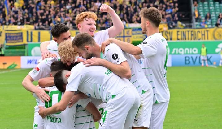 04 05 2024 Soccer Season 2023 2024 2 Soccer Bundesliga 32 Matchday SpVgg Greuther Fürth Kleeblatt TSV Eintracht Braunschweig BTSV Sportfoto Zink xwoxzix DFL regulations prohibit any use of photographs as image sequences and or quasi video only for editorial use Torjubel Jubel nach Treffer Tor Torschuß zum 3 2 durch Armindo Sieb 30, SpVgg Greuther Fürth