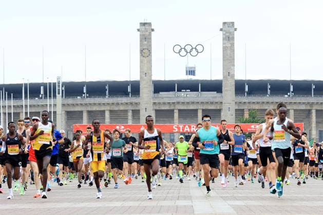 Bilder des Jahres 2024, Sport 05 Mai Sport Themen der Woche KW18 DEU, 25km-Berlin, 05.05.2024, Berlin, Berlin, DEU, 25km-Berlin, im Bild Start vor dem Olympiastadion Berlin Foto: Juergen Engler nordphoto GmbH *** DEU, 25km Berlin, 05 05 2024, Berlin, Berlin, DEU, 25km Berlin, in the picture start in front of the Olympiastadion Berlin Photo Juergen Engler nordphoto GmbH nordphotoxGmbHx xEngler nph00076