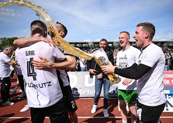 Sport Themen der Woche KW18 Fussball 3. Liga 2023 2024 04.05.2024 SSV Ulm - FC Viktoria Koeln TEAMJUBEL beim SSV Ulm ueber die Meisterschaft und den Aufstieg in die 2. Bundesliga: Co Trainer Maximilian Knauer (re) und Torwart Marvin Seybold (2.v.re) mit einer Bierdusche fuer Tom Gaal (li) und Nicolas Jann (2.v.li) *** Soccer 3 Liga 2023 2024 04 05 2024 SSV Ulm FC Viktoria Koeln TEAM CELEBRATION at SSV Ulm about the championship and promotion to the 2 Bundesliga Co coach Maximilian Knauer right and goalkeeper Marvin Seybold 2 f right with a beer shower for Tom Gaal left and Nicolas Jann 2 f left