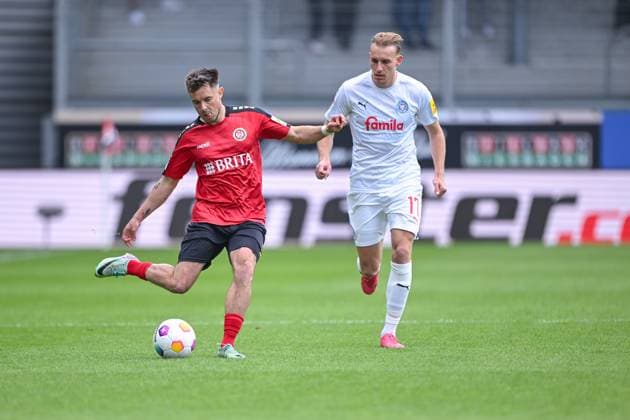 05 05 2024, Soccer, 2 Bundesliga, 32 Matchday Season 2023 2024, SV Wehen Wiesbaden Holstein Kiel, Thijmen Goppel SV Wehen Wiesbaden , Timo Becker Holstein Kiel xRHR PHOTO TKx Copyright: RHR-FOTOx RHR-FOTO TK