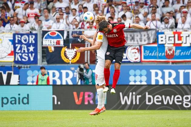 05 05 2024, xavx, Soccer 2 Bundesliga, SV Wehen Wiesbaden Holstein Kiel emspor, v l Tom Rothe Holstein Kiel , Sascha Mockenhaupt SV Wehen Wiesbaden DFL DFB REGULATIONS PROHIBIT ANY USE OF PHOTOGRAPHS as IMAGE SEQUENCES and or QUASI VIDEO Wiesbaden