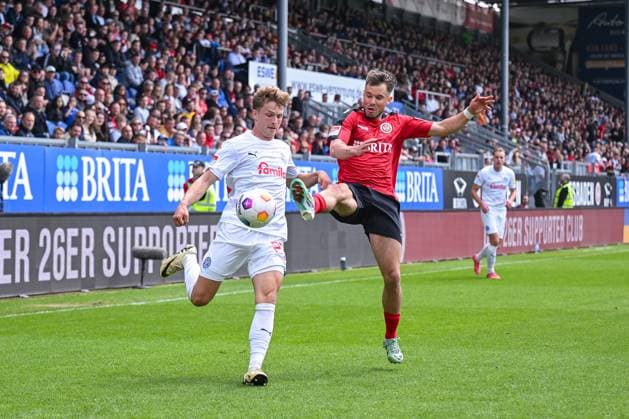 05 05 2024, Soccer, 2 Bundesliga, 32 Matchday Season 2023 2024, SV Wehen Wiesbaden Holstein Kiel, Fiete Arp Holstein Kiel , Thijmen Goppel SV Wehen Wiesbaden xRHR PHOTO TKx Copyright: RHR-FOTOx RHR-FOTO TK