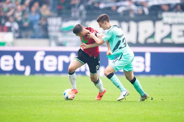 05 05 2024 Soccer, 2023 2024, 1 Bundesliga, Matchday 32, Hannover 96 SC Paderborn 07 L R Nicolo Tresoldi Hannover , Martin Ens Paderborn DFL REGULATIONS PROHIBIT ANY USE OF PHOTOGRAPHS AS IMAGE SEQUENCES AND OR QUASI VIDEO