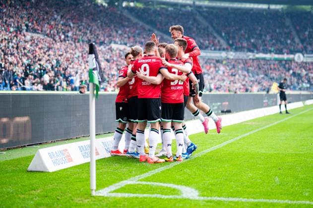 05 05 2024 Soccer, 2023 2024, 1 Bundesliga, Matchday 32, Hannover 96 SC Paderborn 07 Cheering crowd after the goal to 1 0 by Lars Gindorf Hannover , ABOVE Kolja Oudenne Hannover DFL REGULATIONS PROHIBIT ANY USE OF PHOTOGRAPHS AS IMAGE SEQUENCES AND OR QUASI VIDEO