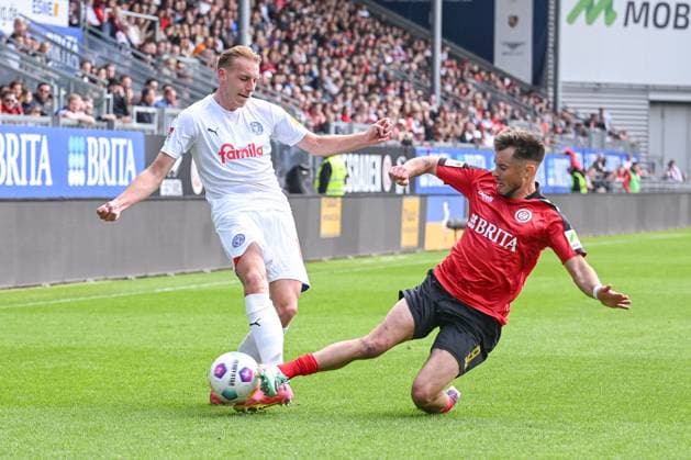 05 05 2024, Soccer, 2 Bundesliga, 32 Matchday Season 2023 2024, SV Wehen Wiesbaden Holstein Kiel, Timo Becker Holstein Kiel , Thijmen Goppel SV Wehen Wiesbaden xRHR PHOTO TKx Copyright: RHR-FOTOx RHR-FOTO TK
