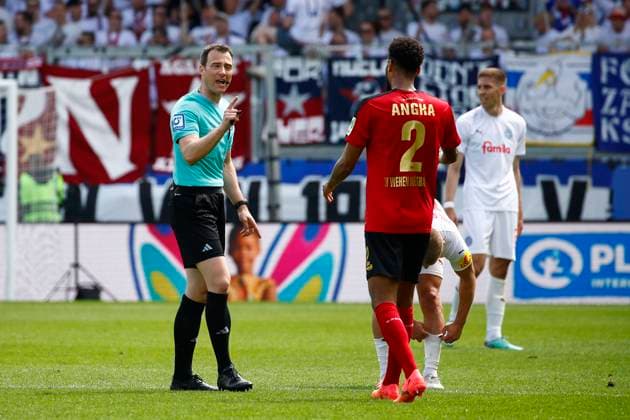 05 05 2024, xavx, Fussball 2 Bundesliga, SV Wehen Wiesbaden Holstein Kiel emspor, v l Referee Referee Felix Zwayer gives instructions, gesticulates, gesticulate with arms, gives instructions, gesticulate Martin Angha SV Wehen Wiesbaden DFL DFB REGULATIONS PROHIBIT ANY USE OF PHOTOGRAPHS as IMAGE SEQUENCES and or QUASI VIDEO Wiesbaden