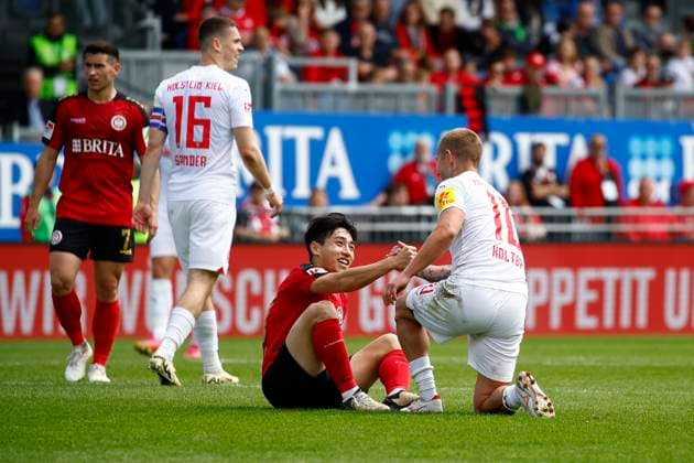 05 05 2024, xavx, Soccer 2 Bundesliga, SV Wehen Wiesbaden Holstein Kiel emspor, v l Hyun ju Lee SV Wehen Wiesbaden , Lewis Holtby Holstein Kiel DFL DFB REGULATIONS PROHIBIT ANY USE OF PHOTOGRAPHS as IMAGE SEQUENCES and or QUASI VIDEO Wiesbaden