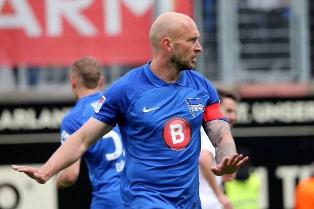 05 05 2024, xmohx, Fußball 2 Bundesliga, SV Elversberg Hertha BSC Berlin emspor, v l Toni Leistner Hertha BSC Berlin gestikuliert gibt Anweisungen mit den Armen gestikulieren gives instructions, gesticulate DFL DFB REGULATIONS PROHIBIT ANY USE OF PHOTOGRAPHS as IMAGE SEQUENCES and or QUASI VIDEO Elversberg