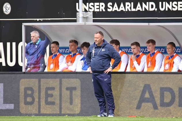 05 05 2024, Football, Men, 2 Bundesliga, Season 2023 2024, SV 07 Elversberg Hertha BSC Berlin, Coach Pal Dardai Hertha BSC stands on the touchline Elversberg Ursapharm Arena an der Kaiserlinde Saarland Germany EN