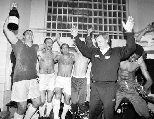 Fortuna Düsseldorf Aufstieg 1994. V.l: Georg Koch, Darko Drazic, Petr Rada, Trainer Ristic und Arthur Moses Aufn. 05.06.1994. *** Fortuna Düsseldorf promotion 1994 V l Georg Koch, Darko Drazic, Petr Rada, coach Ristic and Arthur Moses On 05 06 1994 HM