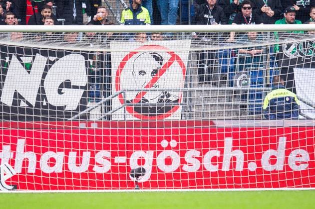 05 05 2024 Football, 2023 2024, 1 Bundesliga, Matchday 32, Hannover 96 SC Paderborn 07 Martin Kind crossed out on a poster, Against Martin Kind DFL REGULATIONS PROHIBIT ANY USE OF PHOTOGRAPHS AS IMAGE SEQUENCES AND OR QUASI VIDEO