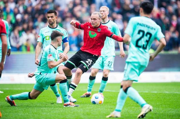 05 05 2024 Soccer, 2023 2024, 1 Bundesliga, 32 Matchday, Hannover 96 SC Paderborn 07 L R Marcel Hoffmeier Paderborn , Lars Gindorf Hannover DFL REGULATIONS PROHIBIT ANY USE OF PHOTOGRAPHS AS IMAGE SEQUENCES AND OR QUASI VIDEO