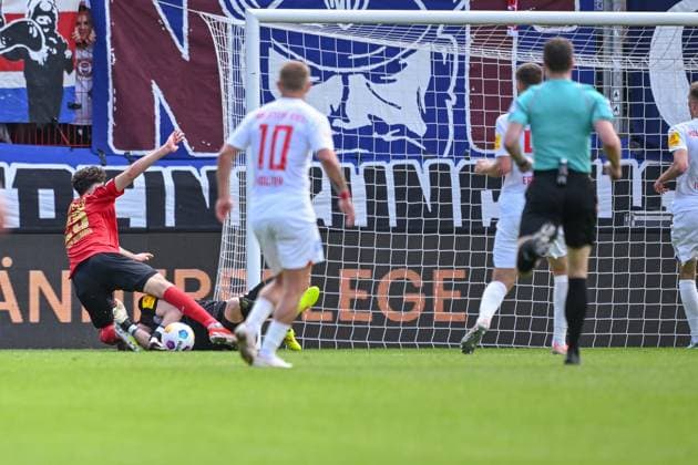05 05 2024, Soccer, 2 Bundesliga, 32 Matchday Season 2023 2024, SV Wehen Wiesbaden Holstein Kiel, Nikolas Agrafiotis SV Wehen Wiesbaden , Goalkeeper Timon Weiner Holstein Kiel xRHR PHOTO TKx Copyright: RHR-FOTOx RHR-FOTO TK