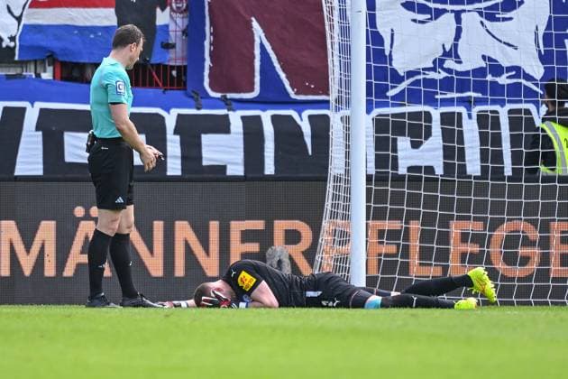 05 05 2024, Soccer, 2 Bundesliga, 32 Matchday Season 2023 2024, SV Wehen Wiesbaden Holstein Kiel, Goalkeeper Timon Weiner Holstein Kiel is injured on the head xRHR PHOTO TKx Copyright: RHR-FOTOx RHR-FOTO TK
