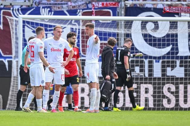 05 05 2024, Soccer, 2 Bundesliga, 32 Matchday Season 2023 2024, SV Wehen Wiesbaden Holstein Kiel, Philipp Sander Holstein Kiel , Timo Becker Holstein Kiel , Patrick Erras Holstein Kiel xRHR PHOTO TKx Copyright: RHR-FOTOx RHR-FOTO TK