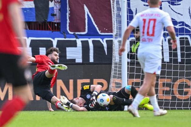 05 05 2024, Soccer, 2 Bundesliga, 32 Matchday Season 2023 2024, SV Wehen Wiesbaden Holstein Kiel, Nikolas Agrafiotis SV Wehen Wiesbaden , Goalkeeper Timon Weiner Holstein Kiel xRHR PHOTO TKx Copyright: RHR-FOTOx RHR-FOTO TK