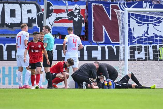 05 05 2024, Soccer, 2 Bundesliga, 32 Matchday Season 2023 2024, SV Wehen Wiesbaden Holstein Kiel, Goalkeeper Timon Weiner Holstein Kiel is injured on the head and is being treated xRHR PHOTO TKx Copyright: RHR-FOTOx RHR-FOTO TK